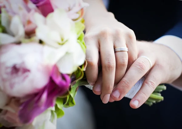 결혼식 피로연에 관한 손 과 반지 — 스톡 사진