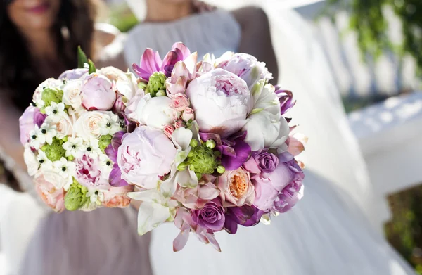 Beau bouquet de mariage entre les mains de la mariée — Photo