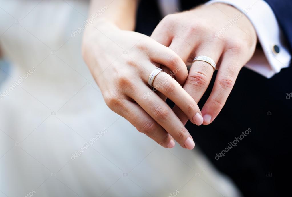 Свадебные кольца на руках. Кольца на свадьбу обручальные. Свадебные кольца на руках. Обручальное и помолвочное кольцо. Кольца для венчания.