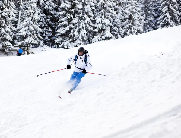 Männer beim Skifahren — Stockfoto