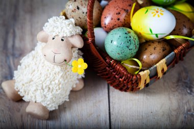 Yumurta ve sevimli kuzu ve bunny Paskalya dekorasyon