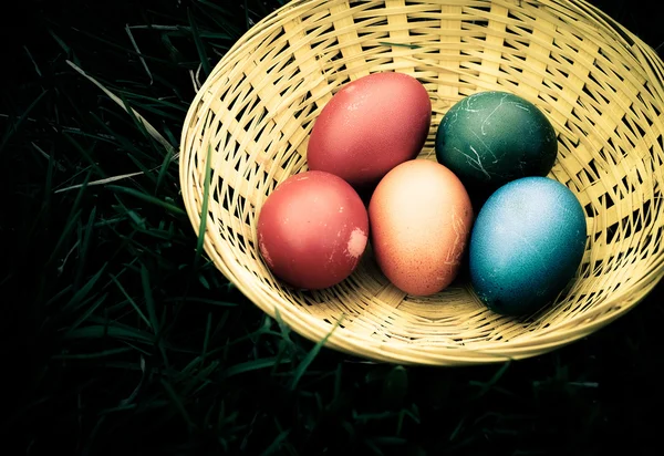 Decorazione pasquale con uova e simpatico agnello e coniglietto — Foto Stock