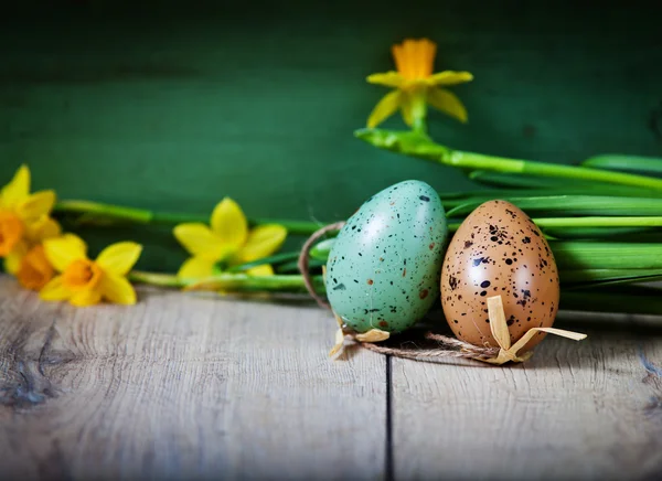 Пасхальна прикраса з милим бараниною та яйцями — стокове фото