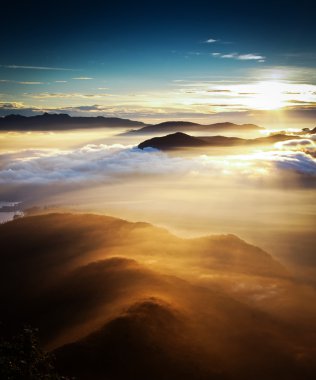 Şaşırtıcı gündoğumu Sri Pada gördüm