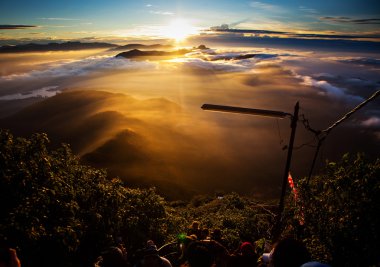 Şaşırtıcı gündoğumu Sri Pada gördüm