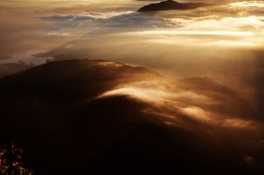 Şaşırtıcı gündoğumu Sri Pada gördüm