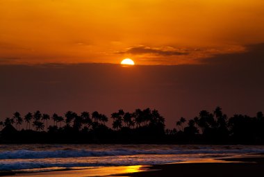 tropik sahilde günbatımı