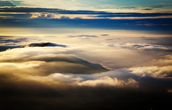 Amazing sunrise seen from Sri Pada — Stock Photo, Image