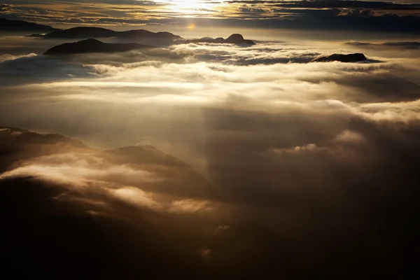 Amazing sunrise seen from Sri Pada — Stock Photo, Image