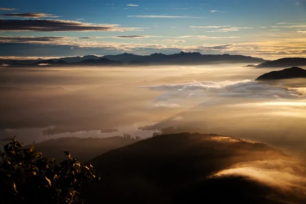 Amazing sunrise seen from Sri Pada — Stock Photo, Image