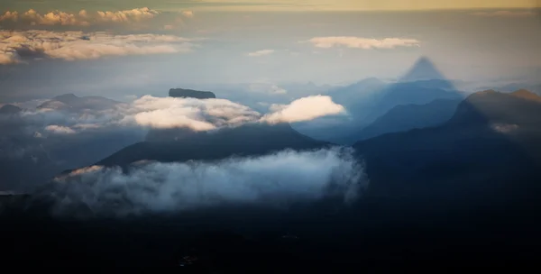 Increíble amanecer visto desde Sri Pada — Foto de Stock