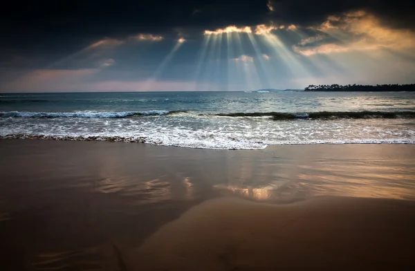 Zonsondergang op tropisch strand — Stockfoto