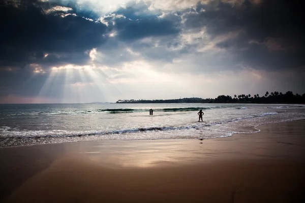 Tramonto sulla spiaggia tropicale — Foto Stock