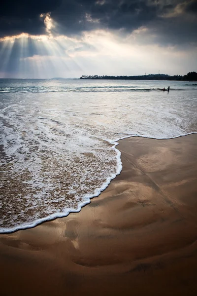 Zonsondergang op tropisch strand — Stockfoto