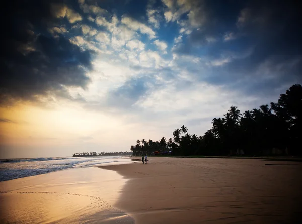 Pôr do sol na praia tropical — Fotografia de Stock