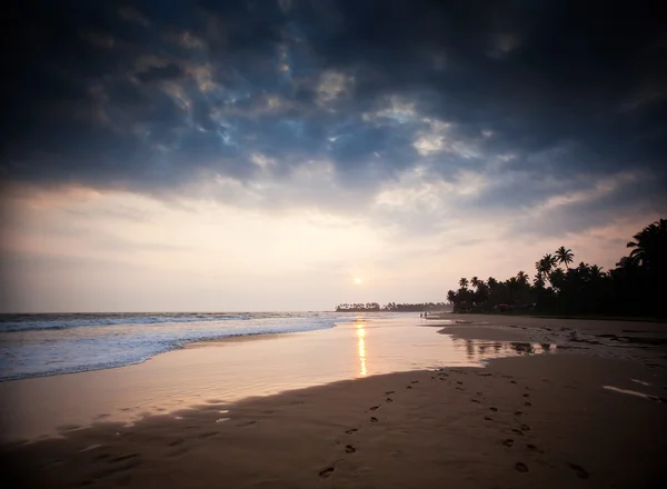 Pôr do sol na praia tropical — Fotografia de Stock