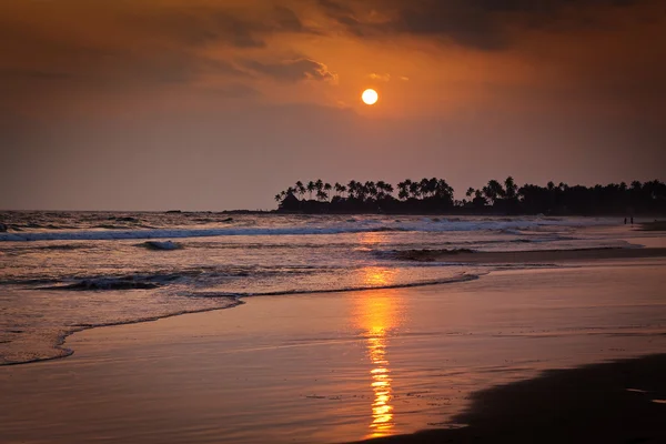Zonsondergang op tropisch strand — Stockfoto
