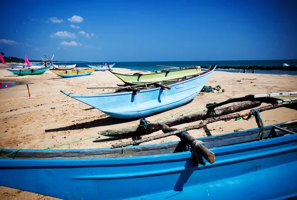 Playa tropical con barcos de pesca en Sri Lanka —  Fotos de Stock