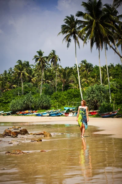 Donna che cammina sulla spiaggia tropicale — Foto Stock