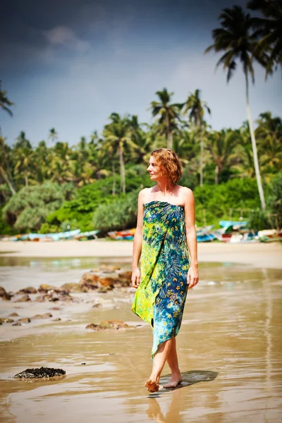 Mujer caminando en la playa tropical —  Fotos de Stock