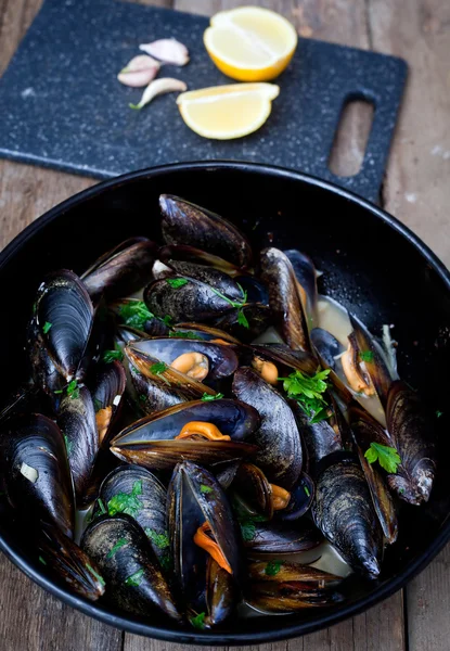 Muscheln mit Weißweinsoße gekocht — Stockfoto