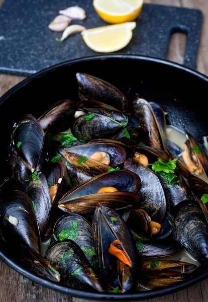 Muscheln mit Weißweinsoße gekocht — Stockfoto