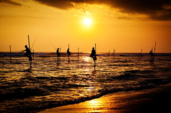 Silhouetten van de traditionele stilt vissers op de zonsondergang nea — Stockfoto