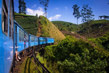 Tren Nuwara Eliya Kandy için çay tarlaları arasında Merhaba
