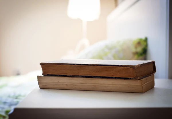 Спальня с книгами на тумбочке — стоковое фото