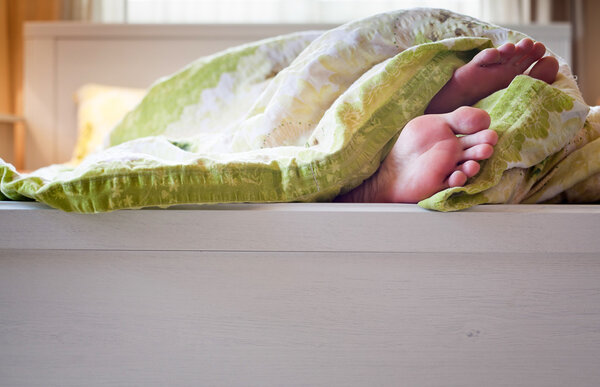 Закрыть две ноги в кровати - расслабляющий сон
