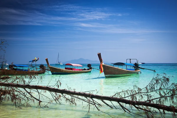 Barche a coda lunga sulla bellissima spiaggia, Thailandia — Foto Stock