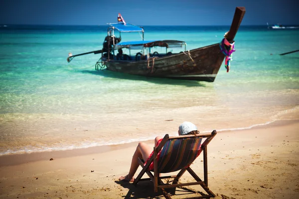 Exotische strand vakantie achtergrond met strandstoel en lange staart b — Stockfoto