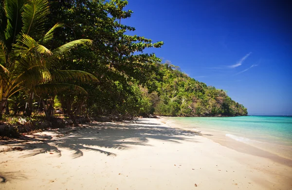 Ongerepte tropisch strand, Thailand — Stockfoto