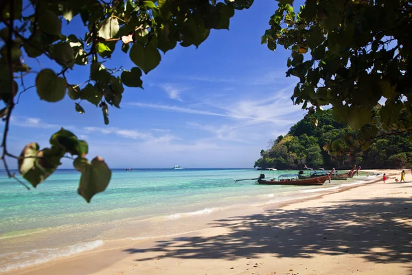 Ongerepte tropisch strand, Thailand — Stockfoto