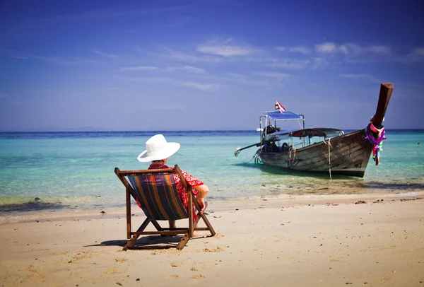 Exotische Strand Urlaub Hintergrund mit Liegestuhl und langen Schwanz b — Stockfoto