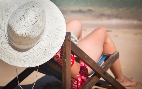Praia exótica férias fundo com ódio branco na cadeira de praia — Fotografia de Stock