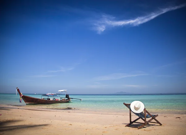 Exotic beach holiday background with beach chair and long tail b — Stok Foto