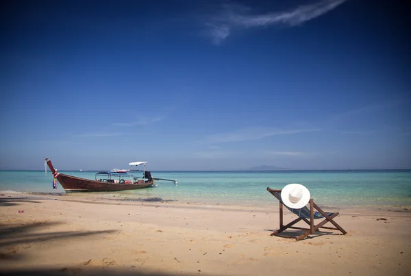 Esotico sfondo vacanza al mare con sedia a sdraio e lunga coda b — Foto Stock