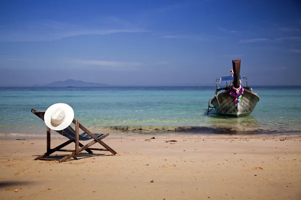 Esotico sfondo vacanza al mare con sedia a sdraio e lunga coda b — Foto Stock