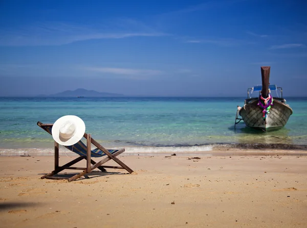 异国风情的沙滩假日背景与沙滩椅和长长的尾巴 b — 图库照片