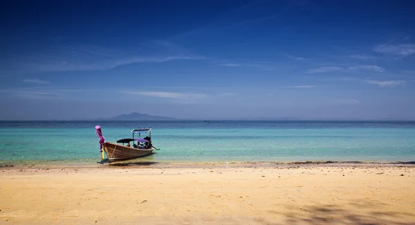 Barche a coda lunga sulla bellissima spiaggia, Thailandia — Foto Stock