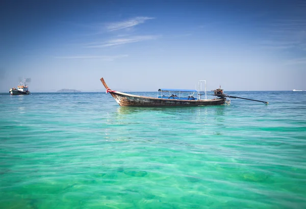 Barche a coda lunga sulla bellissima spiaggia, Thailandia — Foto Stock