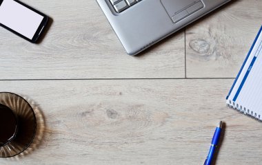 Ofis masaları ile dizüstü bilgisayar, telefon, defter ve kahve Kupası