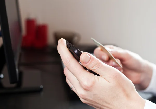 Mujer manos en un teléfono móvil en la oficina — Foto de Stock