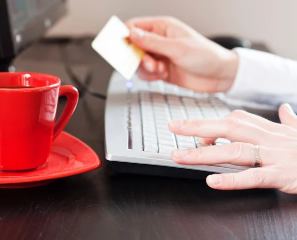 Vrouw handen op een mobiele telefoon in het kantoor — Stockfoto