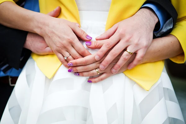 Casamento recém-casado abraçando - foco em mãos com anéis de casamento — Fotografia de Stock