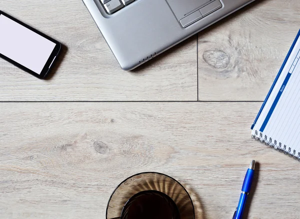 Tabulka Office s notebook, telefon, notebook a kávy cup — Stock fotografie