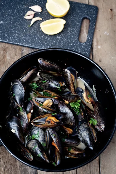 Muscheln mit Weißweinsoße gekocht — Stockfoto