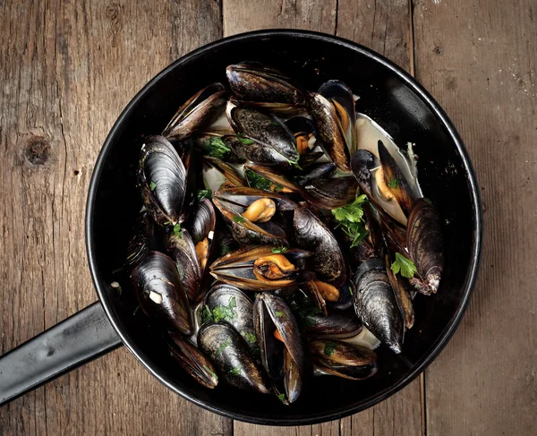 Moules cuites avec sauce au vin blanc — Photo