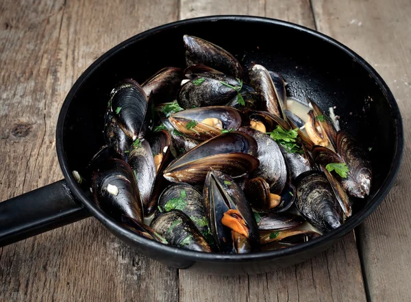 Cozze cotte con salsa di vino bianco — Foto Stock